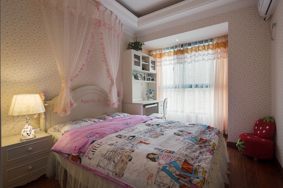 绚丽欧式风格120平米四居室卧室窗帘装修效果图