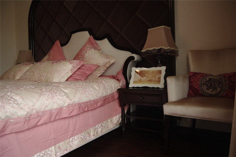 沉稳美式新古典风格120平米复式卧室装修效果图