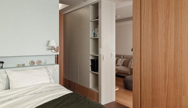 休闲简洁日式风格70平米一居室卧室衣柜装修效果图