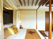 温馨简约的东南亚风格复式卧室装修效果图