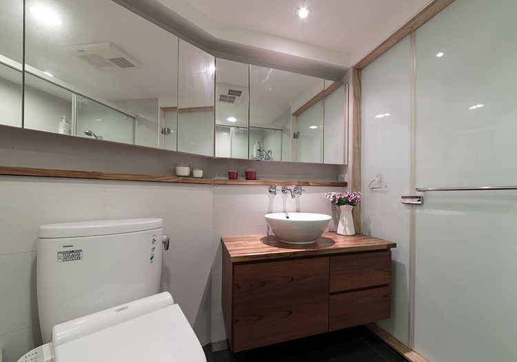 色彩斑斓现代简约风格90平米三居室卫生间浴室柜装修效果图